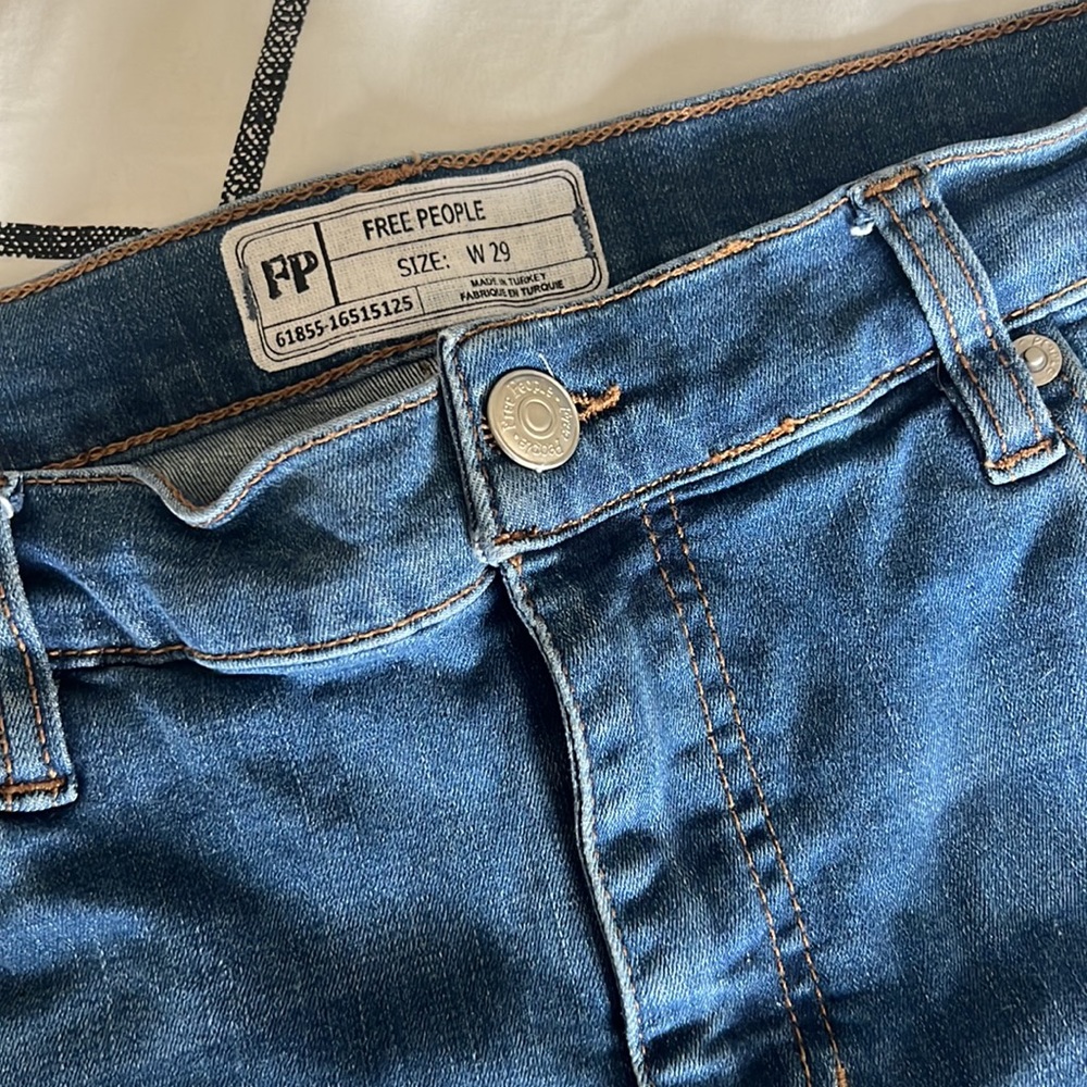 FREE PEOPLE RIPPED JEANS - Picture 6 of 6